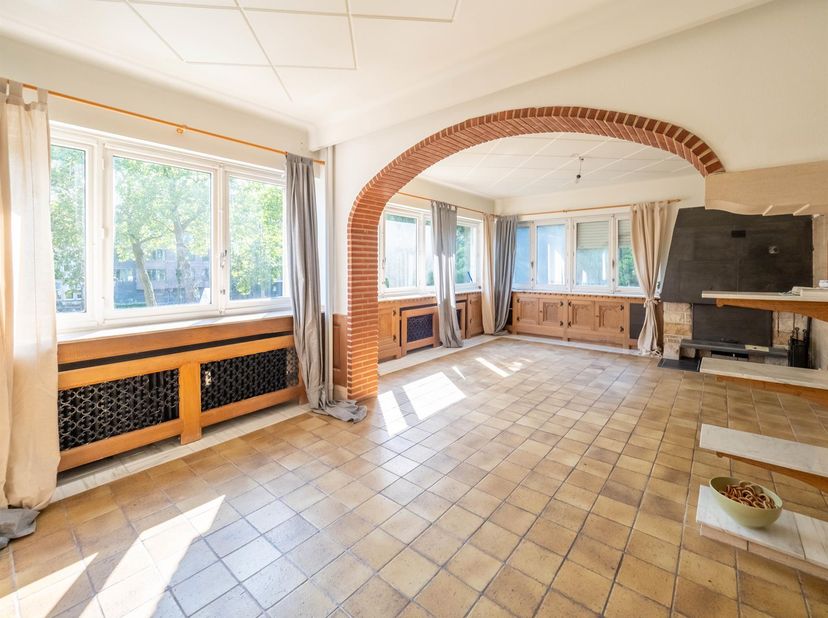 AUDERGHEM – Mooi appartement met een bewoonbare oppervlakte van 120 m², ideaal gelegen op de 1e verdieping van een kleine mede-eigendom, vlak bij wink