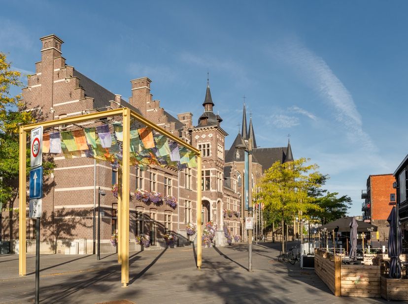 In de bruisende Kerkstraat van Neerpelt, dé horecastraat bij uitstek, bieden wij u dit unieke opbrengsteigendom aan. Het handelspand huisvest het beke
