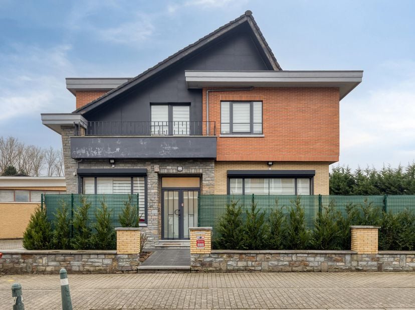 Immo Pické vous propose cette maison entièrement rénovée située à Sint-Pieters-Leeuw, à proximité des commerces, des écoles, des transports en commun,