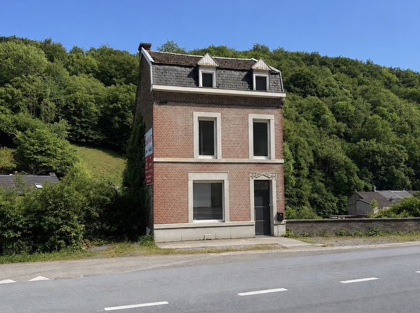 SOUS SOL de ± 18m² :<br />
- Local technique de ± 14,5m² sur béton,<br />
REZ DE JARDIN de ± 38m² :<br />
- Hall de ± 4m² sur parquet laminé,<br />
-