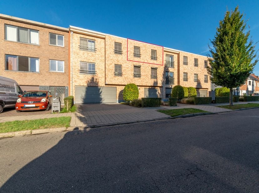 Instapklaar appartement te koop in Hemiksem.<br />
Op zoek naar een verzorgd en instapklaar appartement? <br />
Dit aangename appartement, gelegen op