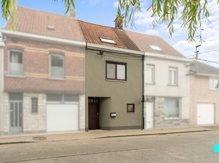 Deze beperkt te moderniseren woning met 4 slaapkamers en diepe, zongerichte tuin is gelegen op zeer korte afstand van het centrum van Roeselare, met e