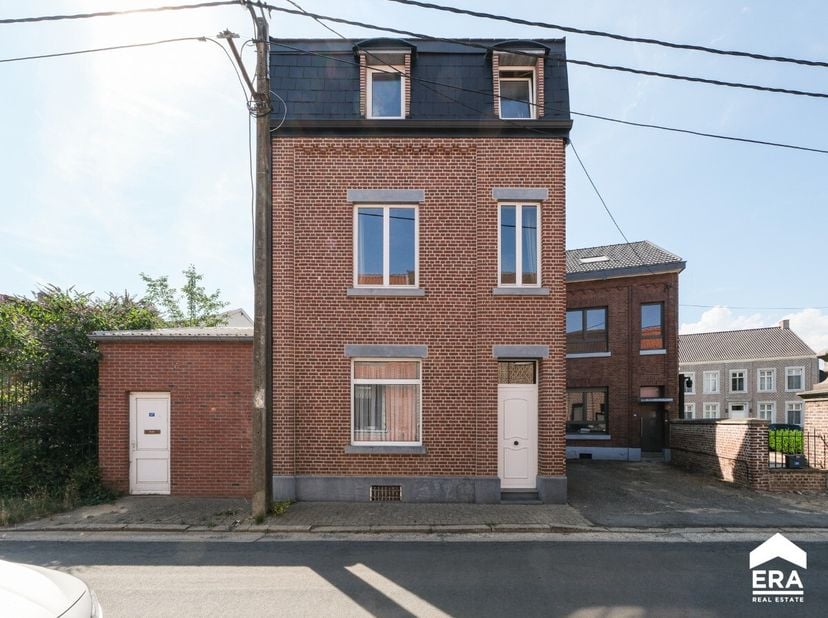 Karaktervolle woning met drie slaapkamers en diepe tuin, gelegen in een landelijke en groene omgeving te Riemst.Deze woning met een bewoonbare oppervl