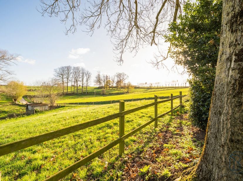 Te koop: charmant landhuis op 5.547m² met uniek zicht!<br />
In het rustige en landelijke Maarkedal, bevindt zich dit authentiek landhuis op een uitzo