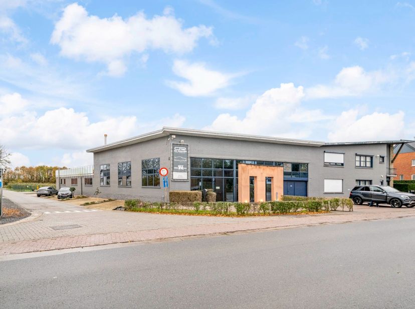 Bedrijfsgebouw - groot ong. 2280m² - met woonst - groot ong. 300m². Vlotte verbinding met centrum Sint-Truiden en Tienen, vlakbij de N80 Hasselt - Sin