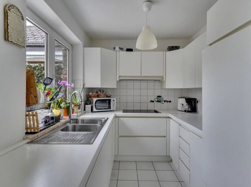 In het centrum van Landen bevindt zich dit ruime duplex appartement, ideaal voor wie comfortabel wil wonen op een centrale locatie.<br />
Het appartem