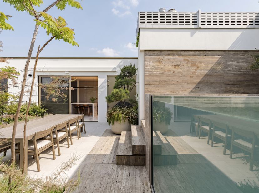 In de nabijheid van het 5* hotel  'Botanic Sanctuary' gelegen, high-end duplex penthouse met zwembad en daktuin in mediterraanse sfeer. Een bewoonbare