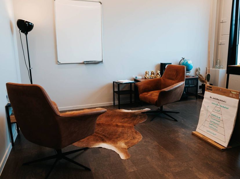 Ce complexe moderne appelé Health &amp; Training Center Schiervelde propose des bureaux prêts à emménager à louer à Roulers. D'une superficie d'environ 19