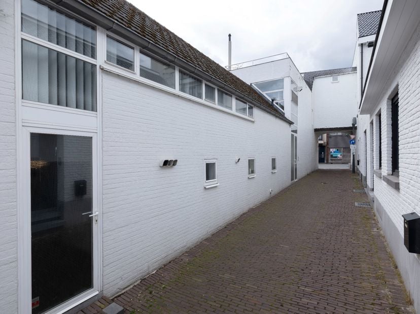 Dit handelspand met bovengelegen appartement is gelegen in het centrum van Turnhout. Het pand heeft een zeer goede ligging waardoor het een vlotte ber