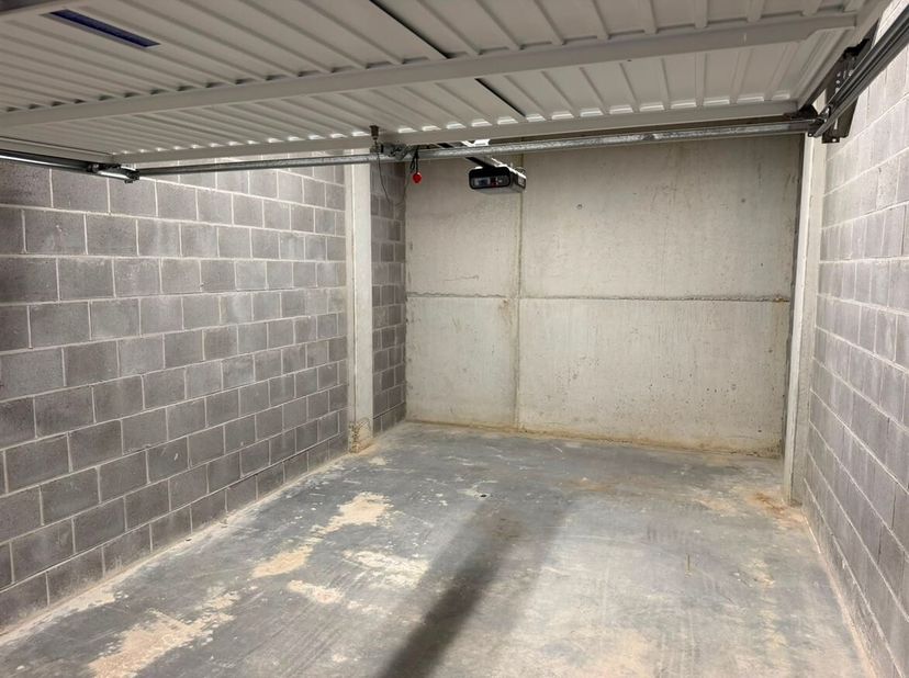 Op een uitstekende locatie in Pettendonk, binnen de stadsvesten van Lier, bevindt zich deze gesloten garagebox in een ondergrondse parkeergarage.<br /