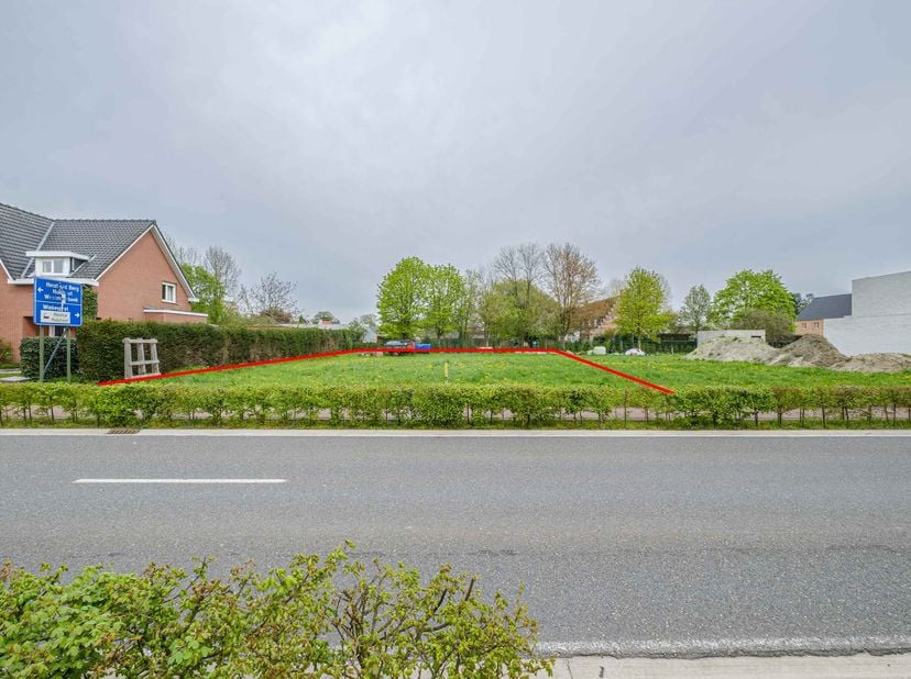 PERCEEL PROJECTGROND -<br />
<br />
Vlakbij het centrum van Heultje, Gevaertlaan rechts naast huisnummer 194. <br />
Het perceel heeft een straatbreed