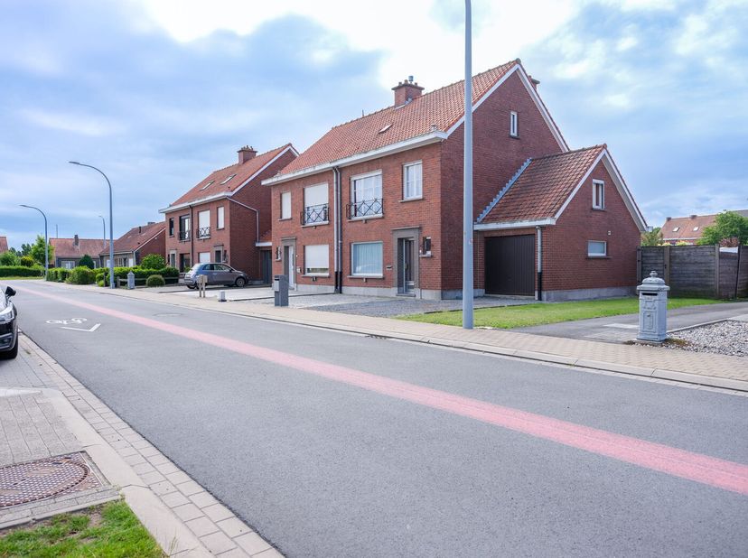 Op zoek naar een woning met ruimte, potentieel en een fijne ligging? Dan is deze woning in de Jan Breydelstraat in Ingelmunster zeker het ontdekken wa