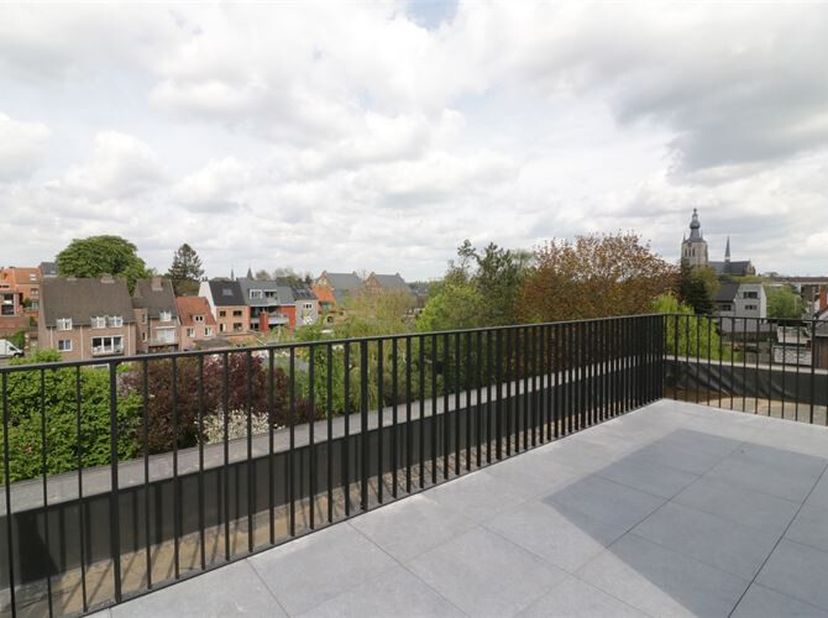 Unieke penthouse in het centrum van Aarschot met een panoramisch zicht op de directe mooie omgeving en de Onze-Lieve-Vrouwekerk. Het betreft een enorm