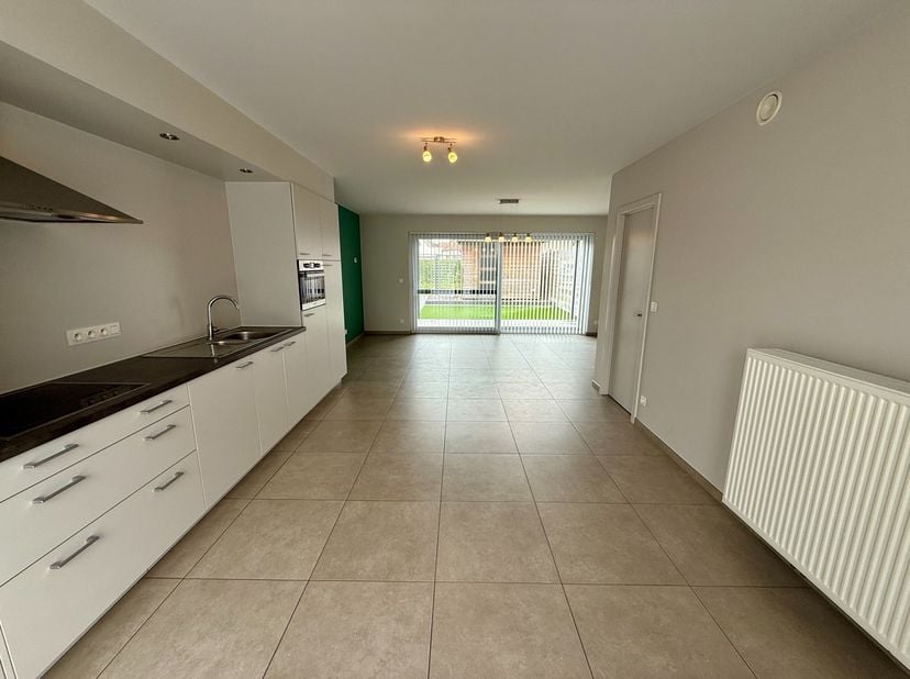 In de Groenteweg treffen we deze energiezuinige woning gelegen nabij het centrum van Kortemark is omgeven door scholen en winkels. Op het gelijkvloers
