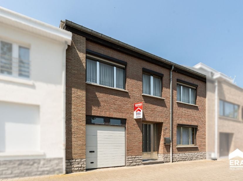 Te koop: gesloten woning in Zoutleeuw, gelegen in een rustige woonkern met groene omgeving en nabij openbaar vervoer. Deze woning uit 1971 biedt een a