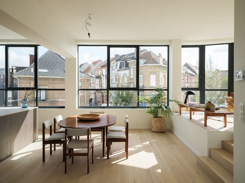 Omgeving Gent-Sint-Pieters. Unieke townhouse met terras en een perfecte symbiose tussen authenticiteit en hedendaags comfort.<br />
<br />
Op een zeer