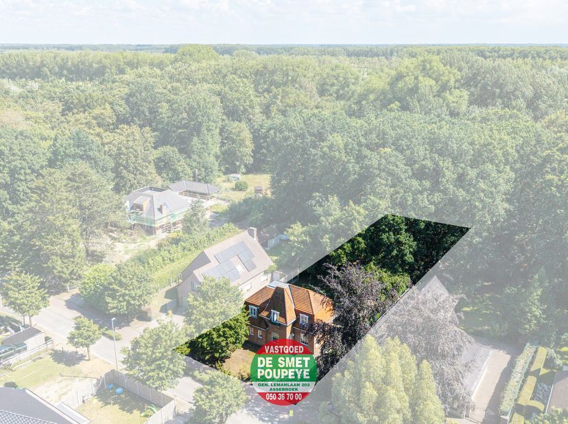 Deze alleenstaande woning is gelegen op een zonnig, zuidgericht perceel van maar liefst 808 m² in een rustige éénrichtingsstraat, omringd door groen e
