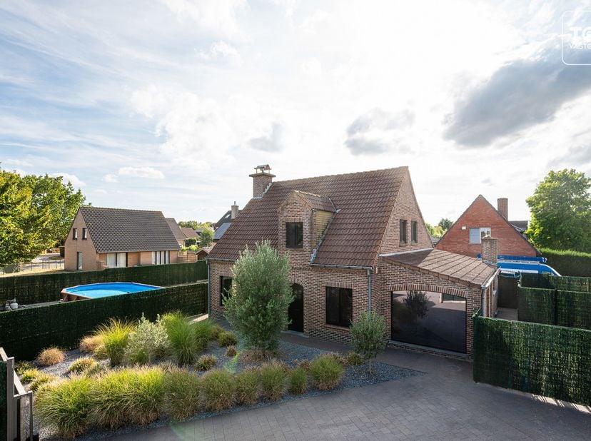 Deze instapklare woning is gelegen in een rustige residentiële buurt, op korte afstand van scholen, winkels en de N9.<br />
De woning biedt verrassend