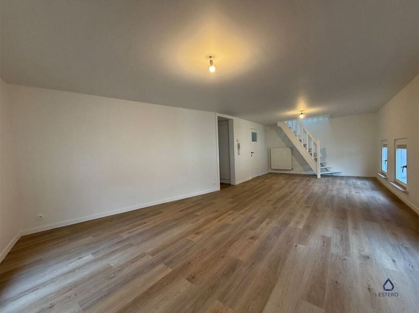 Dit prachtig gerenoveerde duplexappartement is gelegen op de hoek van een rustige straat, vlak bij Gent-Dampoort. <br />
De duplex werd modern ingeric