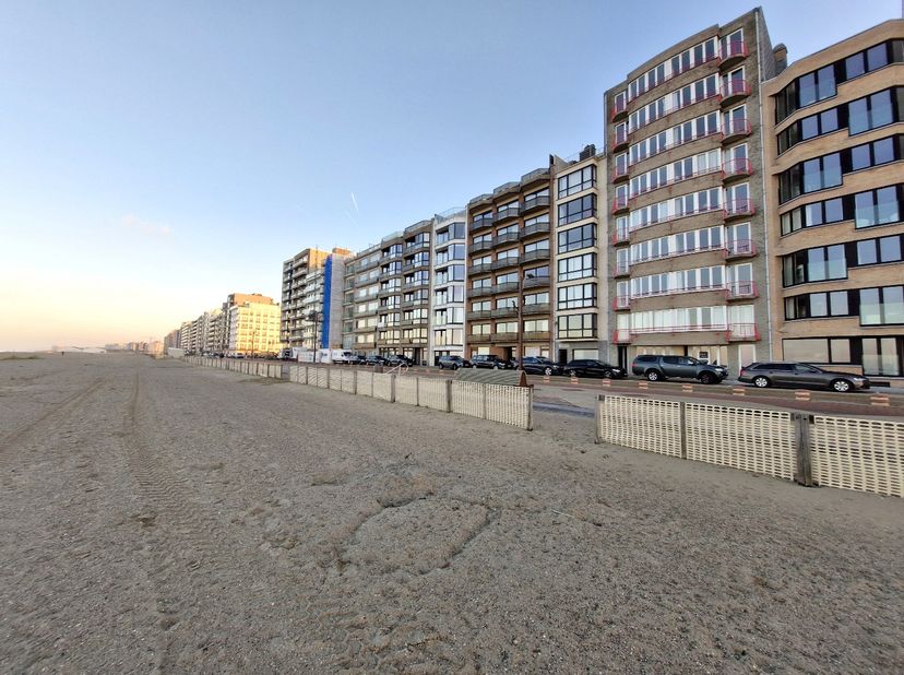 Cet appartement lumineux et prêt à emménager est situé dans un emplacement de premier choix sur la digue de Heist, offrant une vue dégagée et un excel