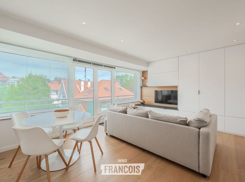 Deze volledig gerenoveerde studio is gelegen op de tweede verdieping van residentie Marbella, op een uitstekende locatie op wandelafstand van de Zeedi