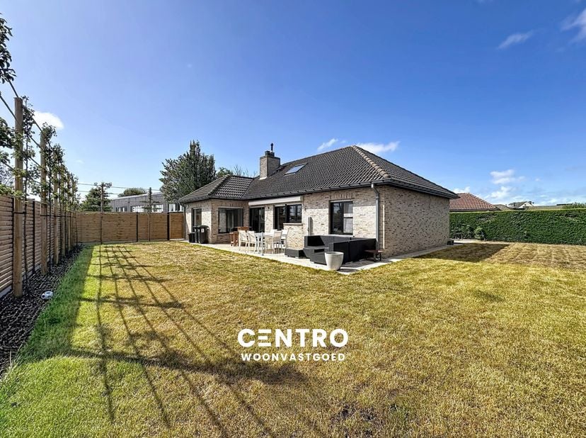 Instapklaar wonen op TOPlocatie te Blankenberge! Een villa met o.a. 2 slaapkamers op het gelijkvloers, tuin met ZUIDgericht terras en parkeergelegenhe