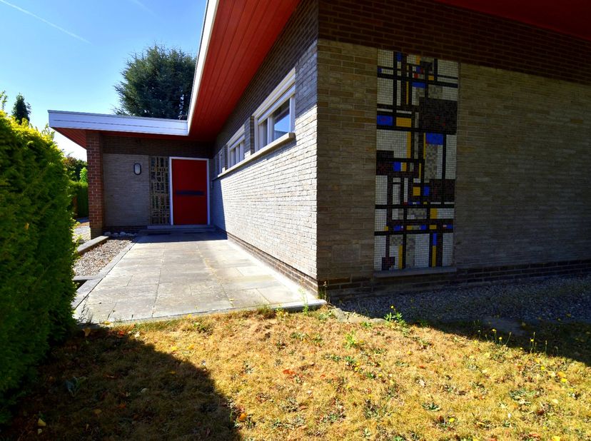 Op zoek naar een ruime, vrijstaande woning met bijzondere architectuur, veel parkeermogelijkheden én een uitzonderlijke werk- of hobbyruimte? <br />
D