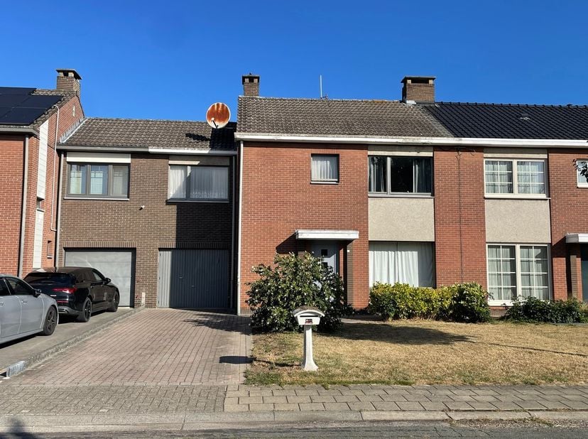 Deze erg ruime woning is gelegen in het aantrekkelijke en kindvriendelijke "Nieuw Sint-Truiden". Ze beschikt over wel 4 ruime kamers, waarvan nu eentj