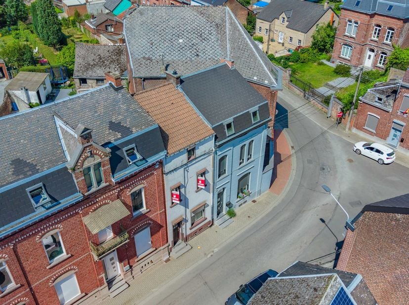 Easyhome Immobilier a le plaisir de vous présenter cette belle maison 2 façades, idéalement située en plein centre de Trazegnies, offrant 129 m² habit