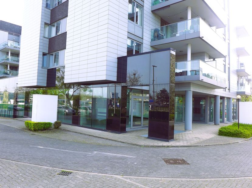 Op een absolute zichtlocatie langs de Herkenrodesingel in Hasselt, op de hoek met de Kuringersteenweg en de Grote Ring, bevindt zich dit instapklare b
