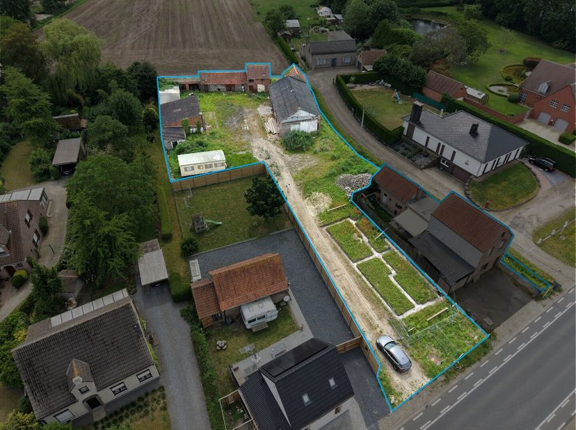 Dit veelzijdige perceel biedt tal van mogelijkheden voor wie op zoek is naar een woon- of landbouwproject op maat. Op het terrein kan een nieuwe wonin