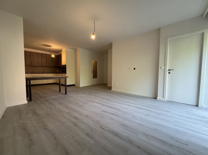 Immo Pické biedt U dit aangename appartement aan, volledig gerenoveerd in 2025, rustig gelegen in een klein gebouw in de directe omgeving van scholen,