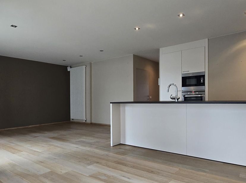 Het appartement maakt deel uit van de moderne residentie ‘Marieflor’ en is gelegen in de rustige Koolkenstraat. Dankzij de centrale ligging in Pittem