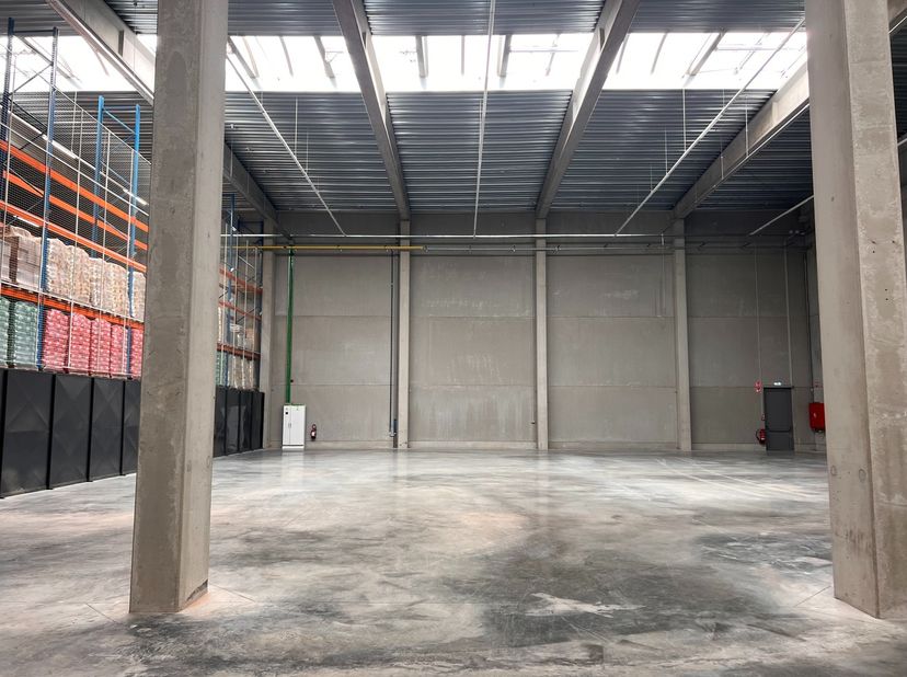 In dit bedrijfsgebouw, gelegen aan de E40 te Aalst (Erembodegem) is nog een magazijn van &amp;nbsp;758m² met kantoor op de 2e verdieping van 344m² beschik