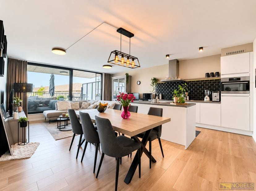INSTAPKLAAR EN ENERGIEZUINIG APPARTEMENT, gelegen op een UITSTEKENDE LOCATIE nabij het station en het centrum van Deinze. Dankzij de VLOTTE VERBINDING