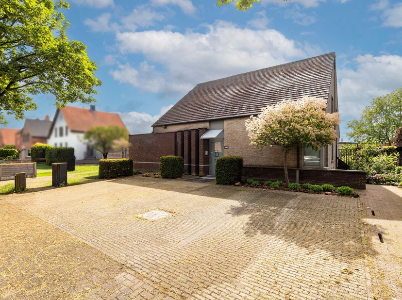 Vrijstaande, ruime gezinswoning met 5-7 slpk. en/of mogelijkheden tot kantoor - beroep aan huis.<br />
INDELING:<br />
- Inkomhal met vestiaire en toi
