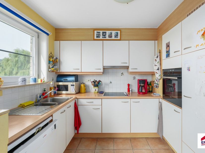 Wenduine: Bel-étage woning te koop in een rustige buurt met open zicht op de velden en een inpandige garage!Deze prachtige woning met bouwjaar 2003 li