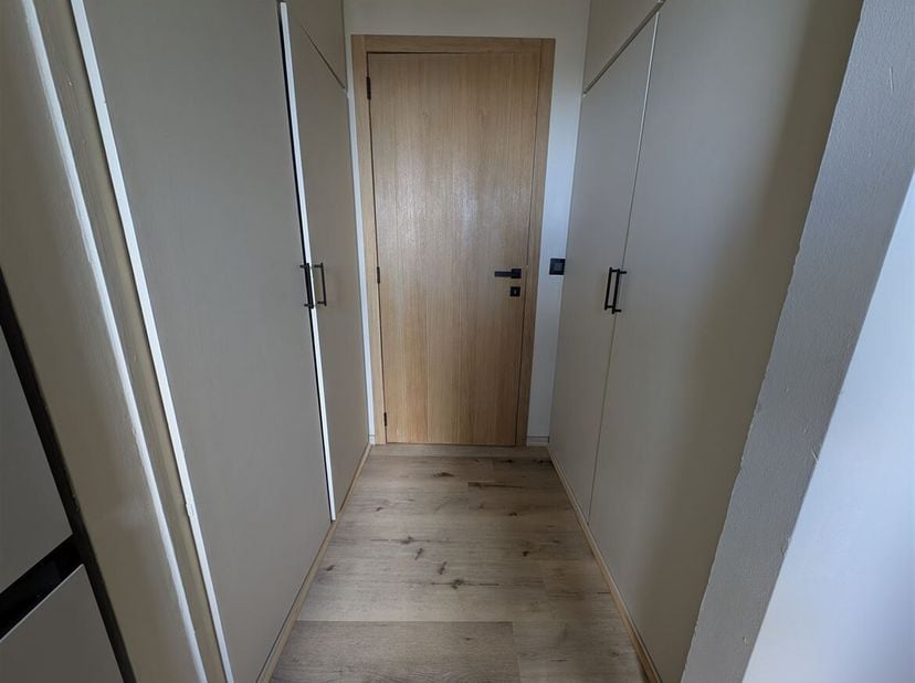 Agencement : Hall d'entrée, salon-salle à manger, cuisine, chambres et salle de bains <br />
Description : Cet appartement lumineux est situé au sixiè