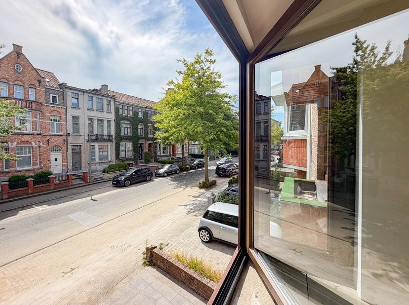 In deze gegeerde buurt te Kortrijk vinden we dit  volledig vernieuwd appartement. Het appartement beschikt over alle troeven die u zoekt ! <br />
<br