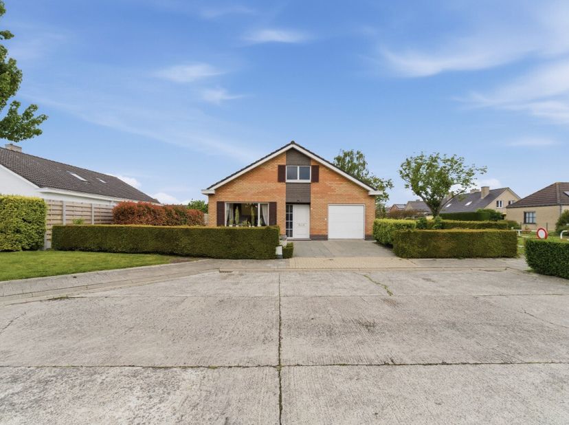 Deze op te frissen woning is gelegen in de Kastanjelaan, op een vlotte locatie dichtbij winkels, scholen en andere voorzieningen. Indeling: Via de ink