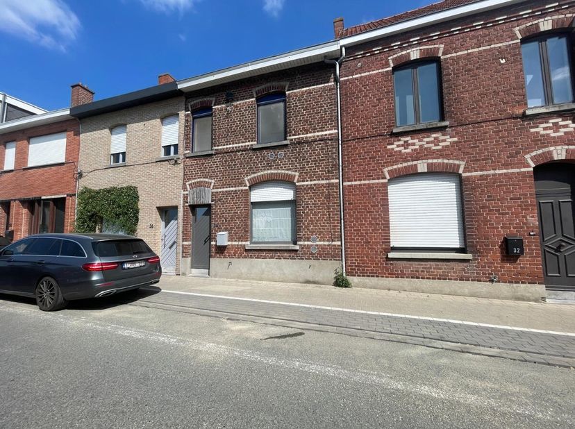 Maison prêt à l'emploi à proximité du centre Lauwe.aménagementrez-de-chaussée: hall d'entrée, living avec cuisine ouverte, débarras, toilette, salle d