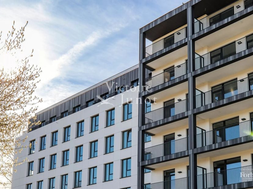 Victoire-JUNOT stelt u voor in het Twin Falls project, een appartement met 2 slaapkamers - PREMIUM stijl<br />
5e verdieping - 110 m²<br />
Terras 11