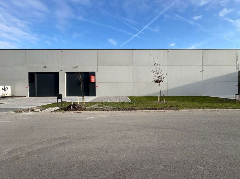 In een goed bereikbare bedrijvenzone te Oostkamp bevindt zich deze instapklare nieuwbouw KMO-unit van 312,55 m². De unit biedt een praktische en kwali