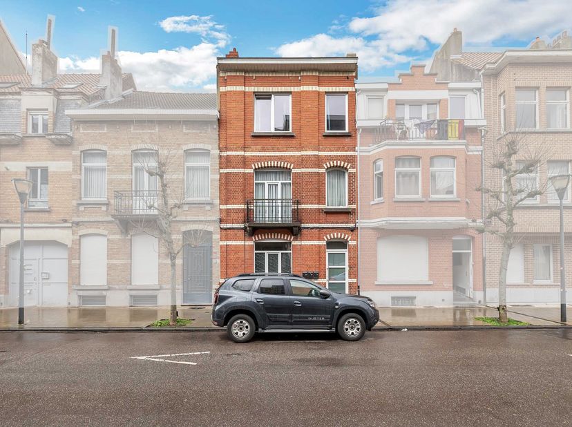 Pour plus d’informations ou une visite, appelez le 02/884.23.23 – Intéressant immeuble de rapport composé de 3 appartements, situé Weeshuisstraat 25 à