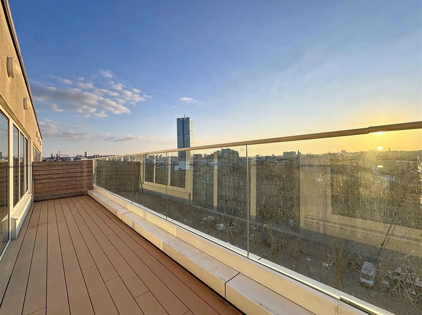 Stadscentrum - Aantrekkelijk gemeubileerd appartement met 1 slaapkamer van +/-40m² met een terras van +/-10m² gelegen op de 8e verdieping van een gebo