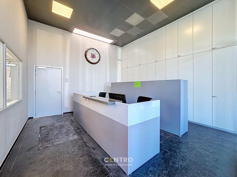 Benaderende oppervlakten:<br />
- Magazijn/handelsruimte: 440m²<br />
- Instapklare burelen met ontvangstruimte: 85m²<br />
- Verharde koer vooraan (6