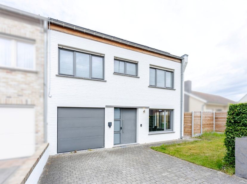 Sommige woningen voelen meteen als een thuis. Deze verzorgde gezinswoning nabij het centrum van Zedelgem is daar een mooi voorbeeld van. Doorheen de j