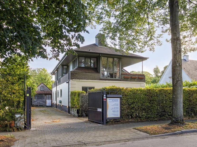 Propriété spacieuse (565 m² de surface habitable) avec espace de pratique et maison spacieuse à Sint-Andries. Toutes les commodités nécessaires se tro