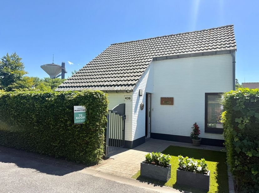 Oostduinkerke - Sunparks: Uiterst nette en verzorgde vakantiewoning met 3 slaapkamers. Indeling: inkomhal met apart toilet. Open keuken; Aangelegde tu