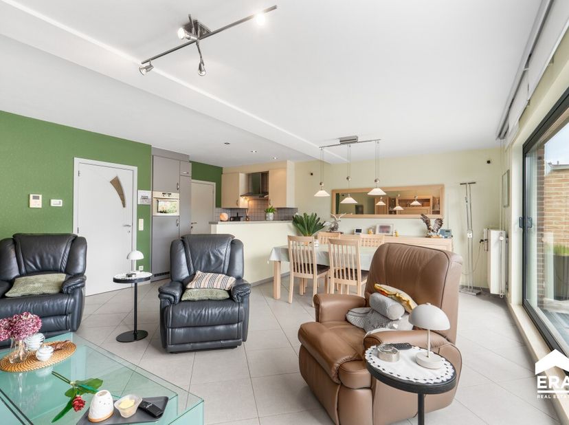 À vendre : appartement bien entretenu et fermé, situé dans le centre de Tirlemont, à quelques pas des écoles, des transports en commun et de la gare.